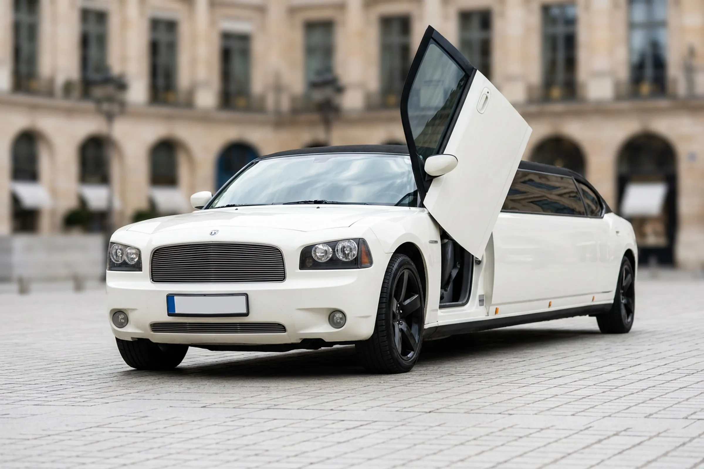 Dodge Charger Stretchlimousine (Hintergrund KI-generiert)