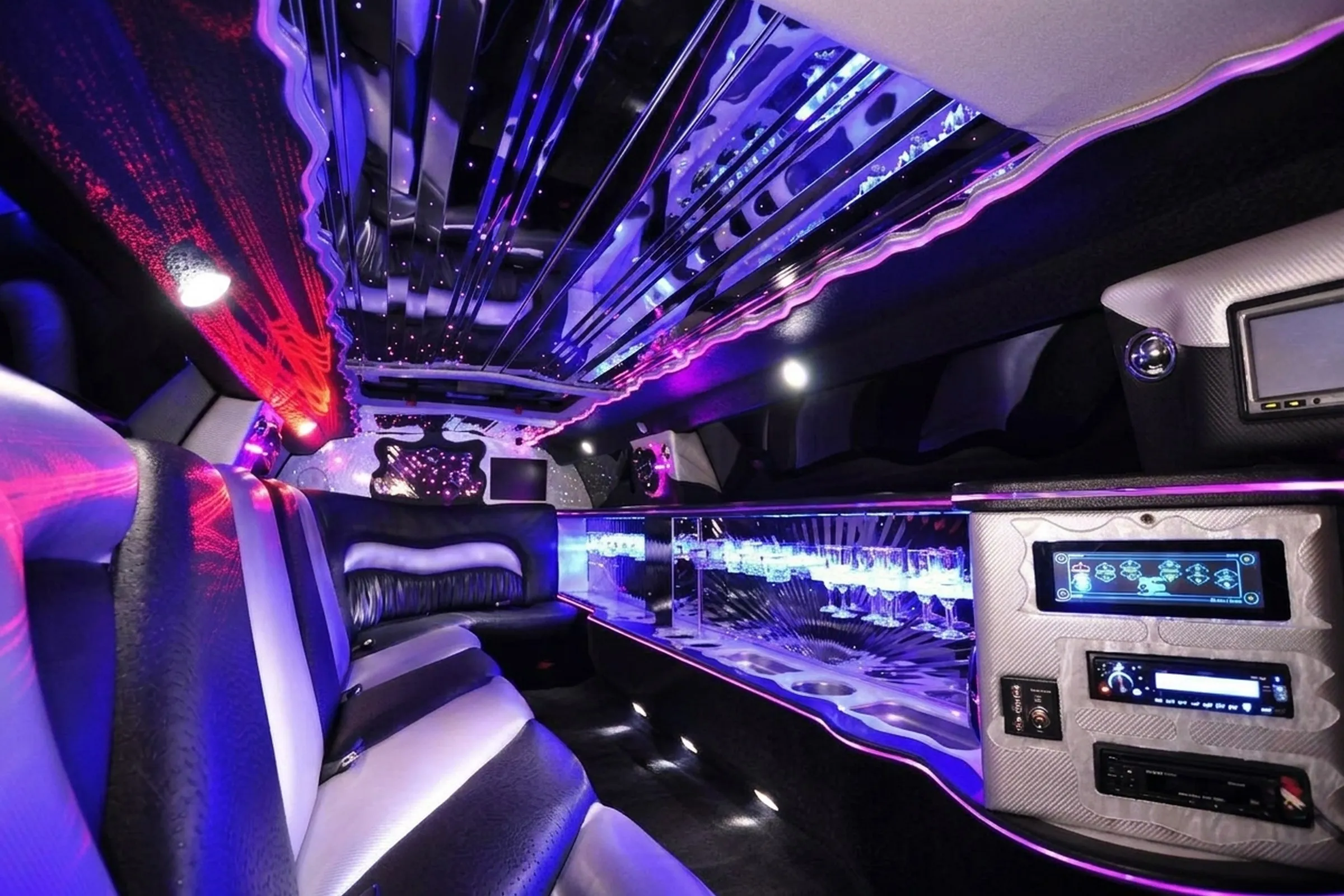Dodge Charger Stretchlimousine 1 (Hintergrund KI-generiert)