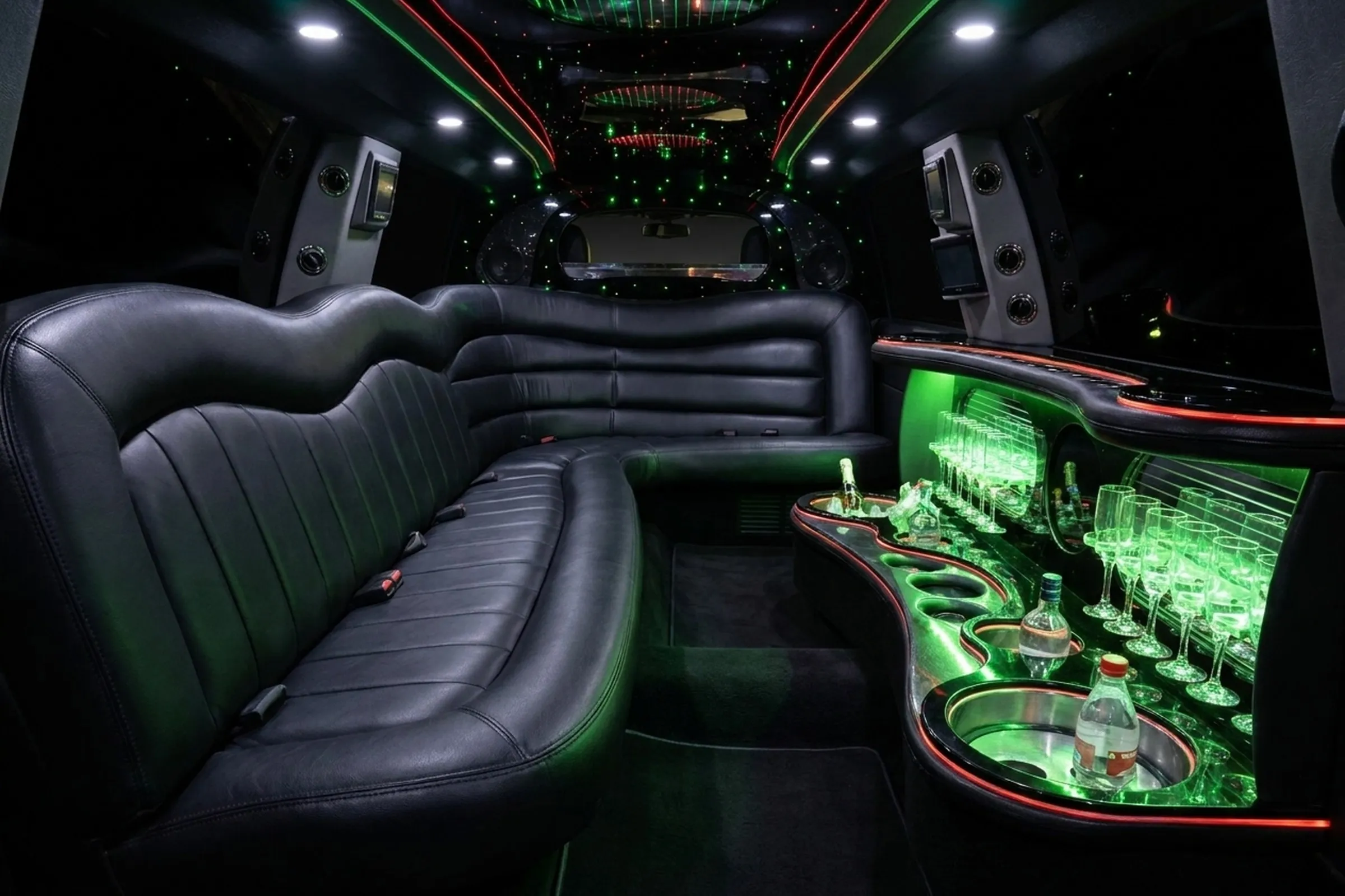 Ford Expedition Stretchlimousine 1 (Hintergrund KI-generiert)