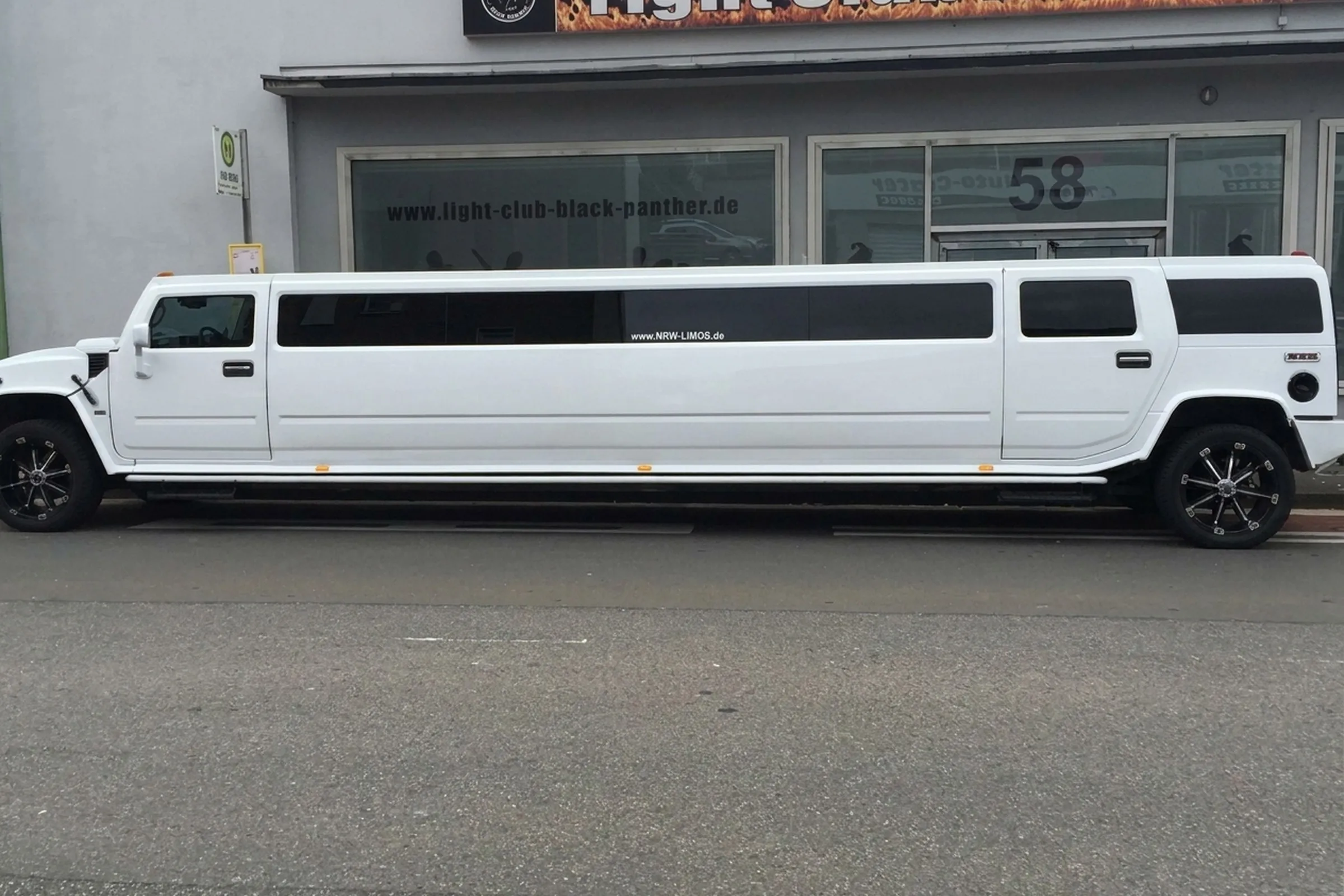Hummer Stretchlimousine Seitenansicht (Hintergrund KI-generiert)