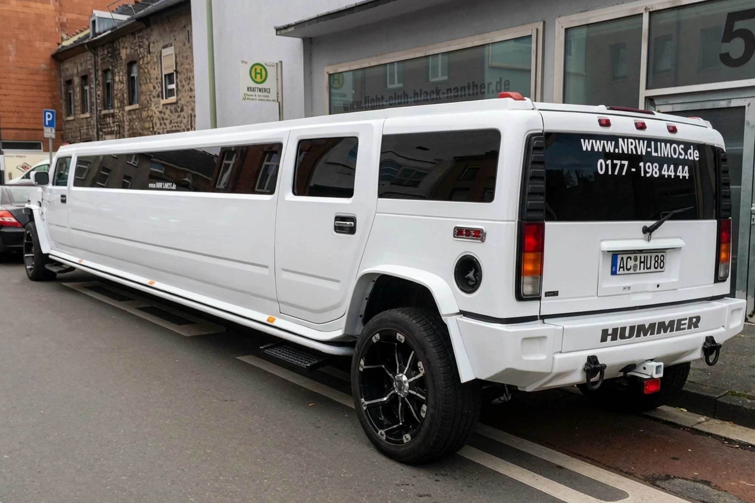 Hummer Stretchlimousine Heckansicht mit www.NRW-LIMOS.de Branding (Hintergrund KI-generiert)