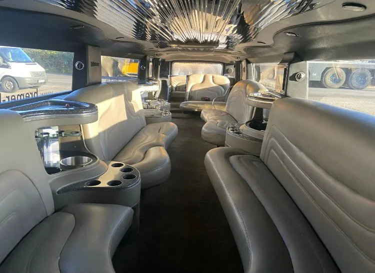 XXL Hummer H2 Stretchlimousine 1 (Hintergrund KI-generiert)