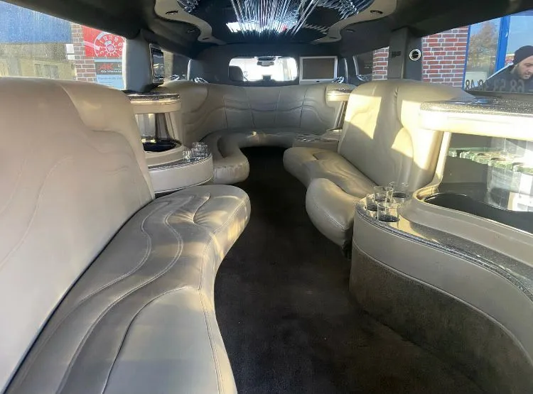 XXL Hummer H2 Stretchlimousine 2 (Hintergrund KI-generiert)