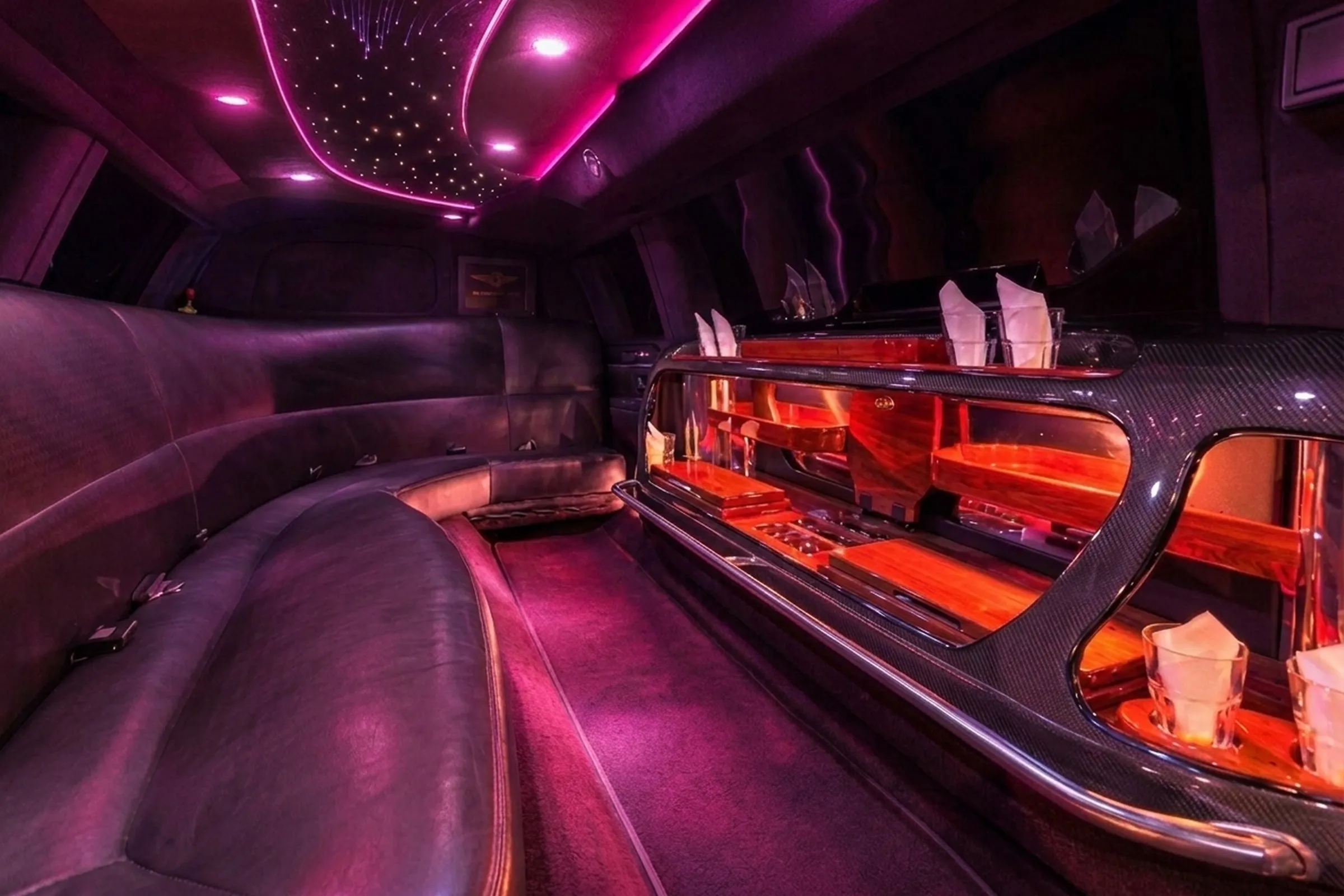 Lincoln Town Car Classic Stretchlimousine (pink) 1 (Hintergrund KI-generiert)