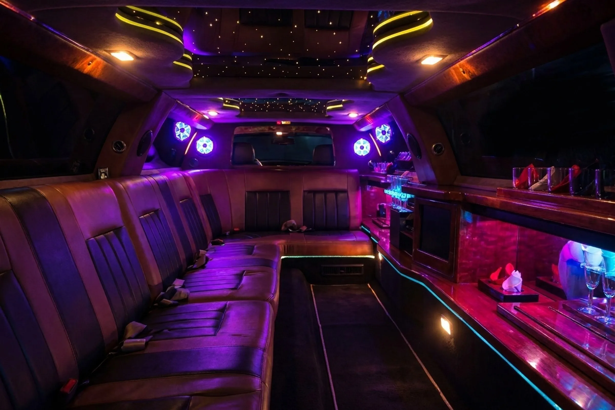 XXL Lincoln Stretchlimousine 1 (Hintergrund KI-generiert)